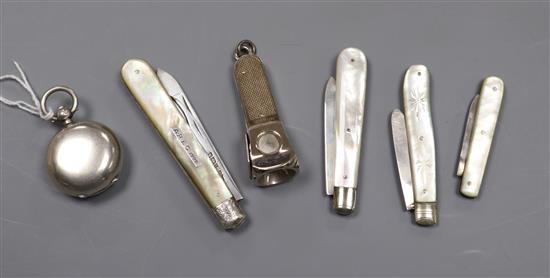 An Edwardian silver sovereign case, Birmingham, 1904, four assorted silver and mother of pearl fruit knives & cigar cutter.